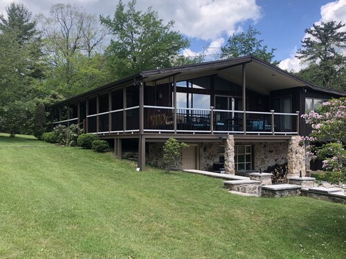 Nature’s Best - Discount for veterans and 1st responders Great view. Sleeps 8