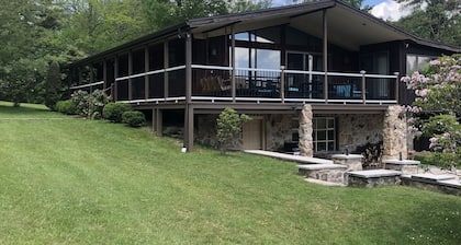 Nature’s Best - Discount for veterans and 1st responders Great view. Sleeps 8