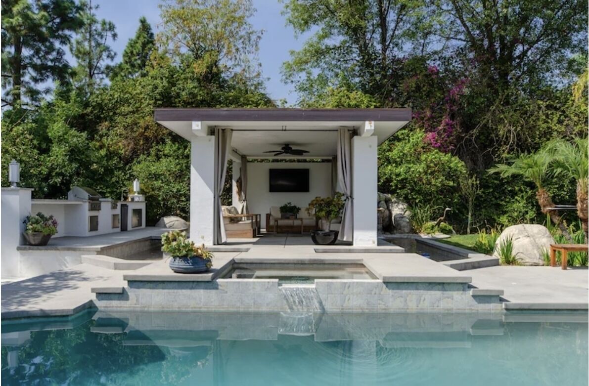 Private Resort Style Home: Pool, Pavilion, Theater
