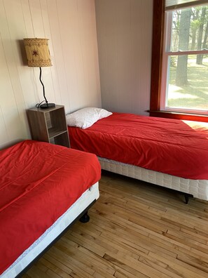 3 chambres, fer et planche à repasser, literie fournie