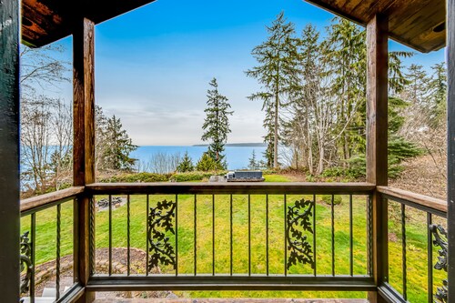 Idyllic woodsy retreat with firepit, two kitchens, Port Susan views & woodstoves