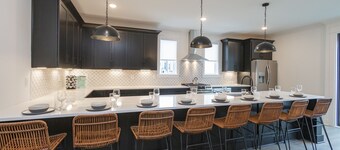 GULCH HOME - HOT TUB - ROOF TOP - WALKABLE