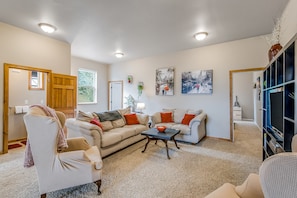 TV, books - Island oasis with firepit, port & mountain views, & washer/dryer (Camano Island)