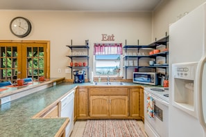 Fridge, microwave, oven, stovetop - Island oasis with firepit, port & mountain views, & washer/dryer (Camano Island)