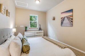 3 bedrooms, iron/ironing board, internet, bed sheets - Island oasis with firepit, port & mountain views, & washer/dryer (Camano Island)