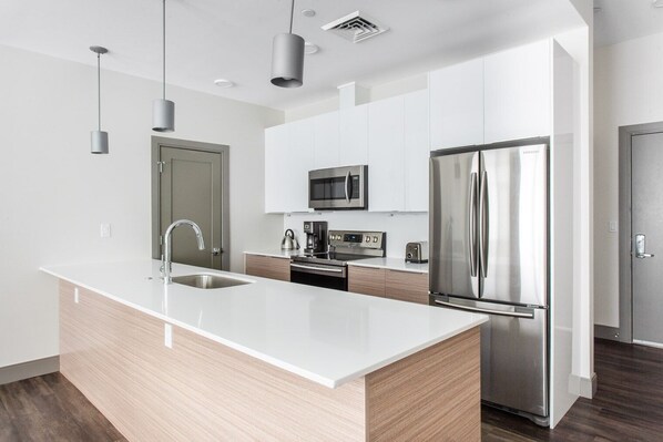 Fridge, microwave, oven, dishwasher - Newly constructed Sommerville 2BR w/ Rooftop, W/D in unit by Blueground (Boston)