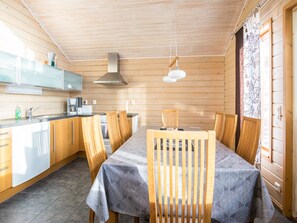 Jääkaappi, mikroaaltouuni, astianpesukone, syöttötuoli