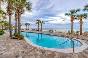 Una piscina cubierta, una piscina climatizada