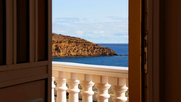 A balcony with a view of a rocky coastline and the sea. - Villa - Sleeps 4 - Jacuzzi - Garden - Pet friendly (El Medano)
