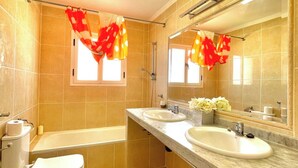 A bathroom with two sinks, a toilet, and a bathtub. - Villa - Sleeps 4 - Jacuzzi - Garden - Pet friendly (El Medano)