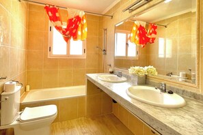 Baignoire, séchoir à cheveux, serviettes fournies