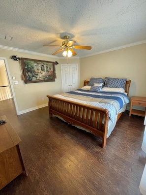 4 bedrooms, iron/ironing board, travel crib, free WiFi - Beautiful fully furnished lakefront house (Benton)