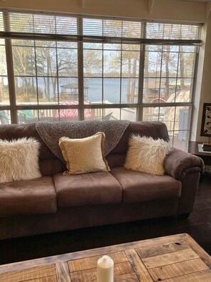 Smart TV, fireplace - Beautiful fully furnished lakefront house (Benton)