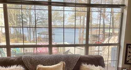 Beautiful fully furnished lakefront house