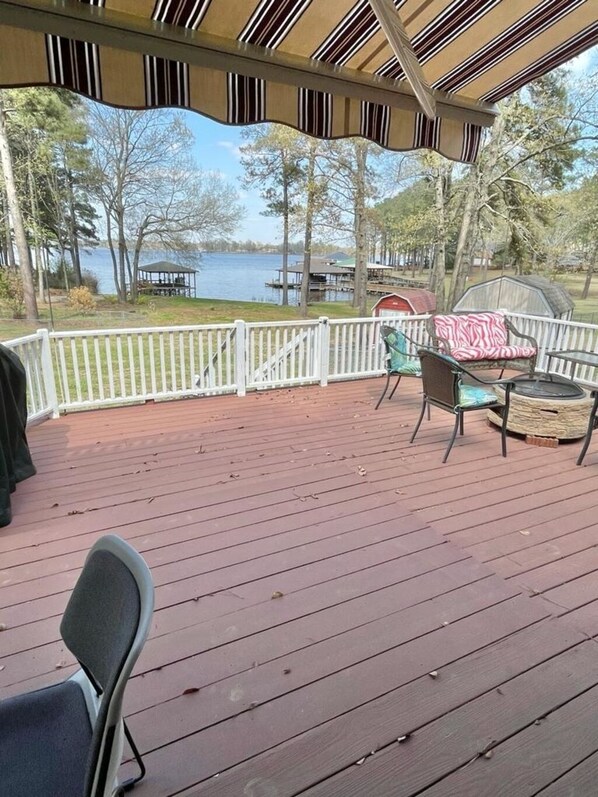 Terrace/patio - Beautiful fully furnished lakefront house (Benton)