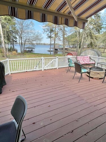 Beautiful fully furnished lakefront house