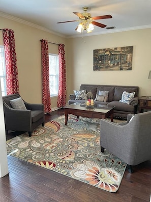 Smart TV, fireplace - Beautiful fully furnished lakefront house (Benton)