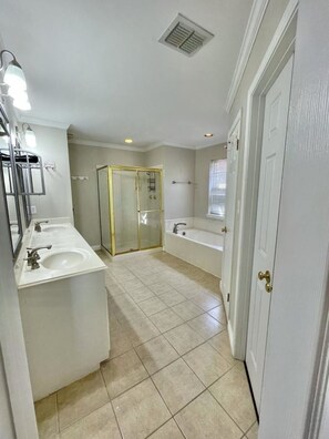 Badewanne, Whirlpool, Haartrockner, Handtücher