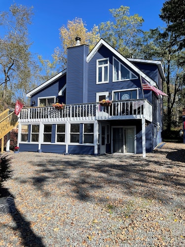 Spacious and Tranquil Lazy Lake Lodge Escape