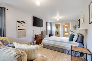 6 bedrooms, iron/ironing board, travel cot, WiFi
