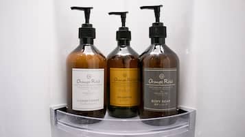 Regadera, amenidades de baño gratuitas, secadora de cabello, pantuflas