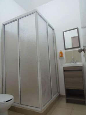 Dusche, Haartrockner, HandtĂŒcher, Seife