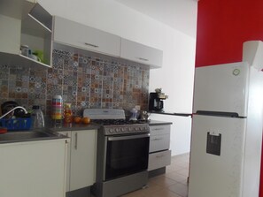 Refrigerador, horno, cafetera y tetera y tetera eléctrica