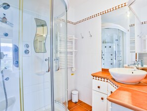 Dusche, Haartrockner, Handtücher