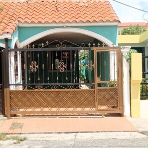 Exterior detail - Guest house, annex to the main house, back on terrace or patio (Santo Domingo este)