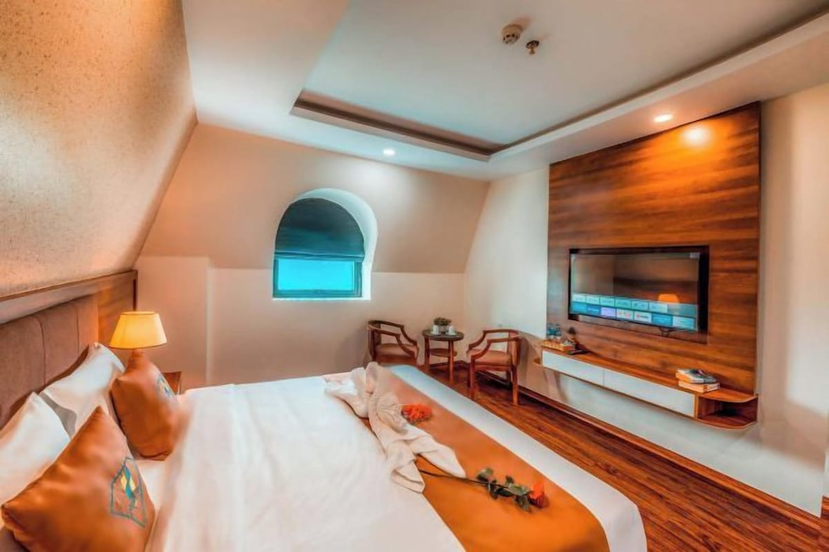 Luxe beddengoed, een minibar, een bureau, een laptopwerkplek