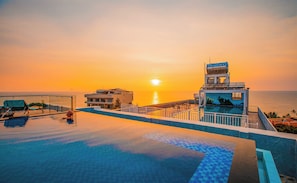 Outdoor pool, sun loungers - Night Sea Hotel (Phu Quoc)