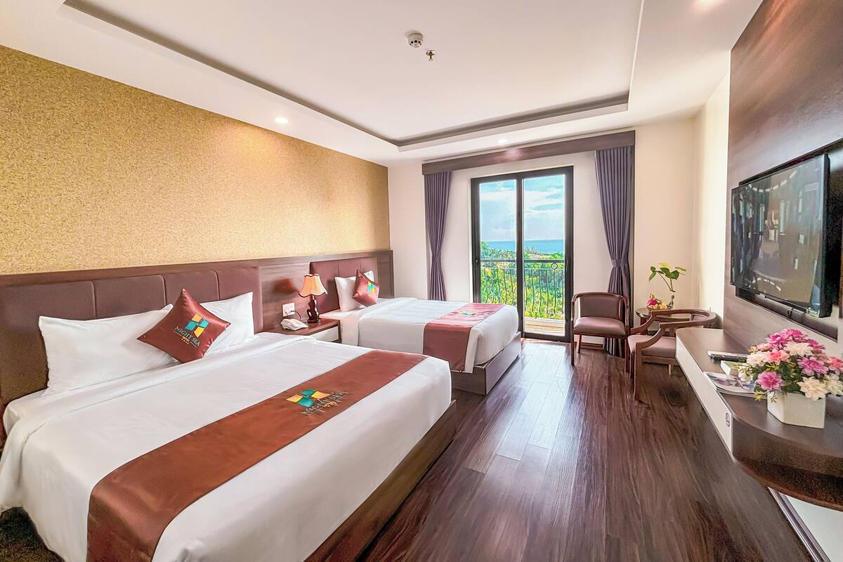 Peralatan tempat tidur premium, bar mini, meja 