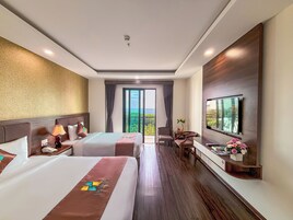 Ropa de cama de alta calidad, minibar, muebles diferentes y escritorio 