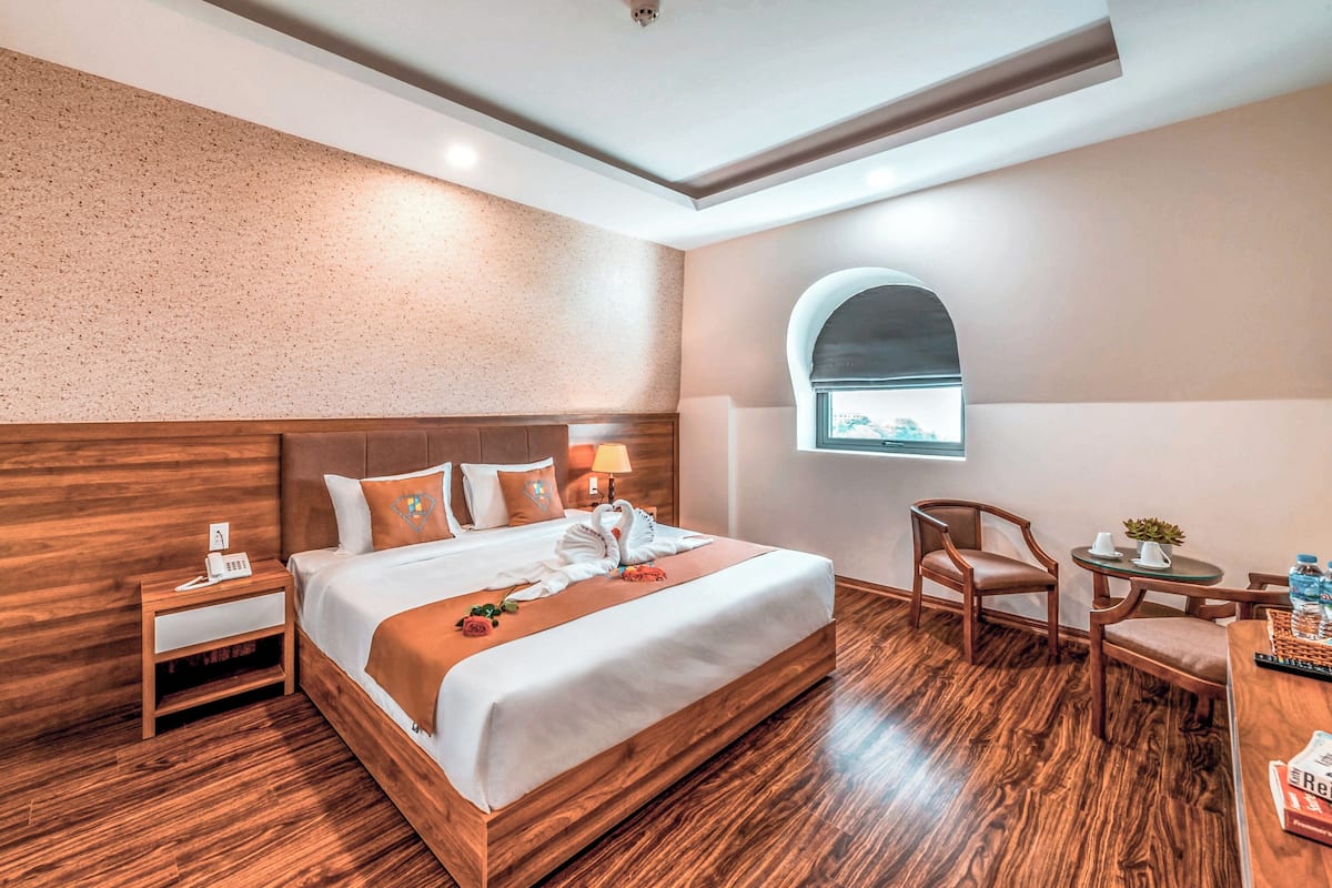 Habitación superior, vista al jardín | 1 habitación, ropa de cama de alta calidad y minibar