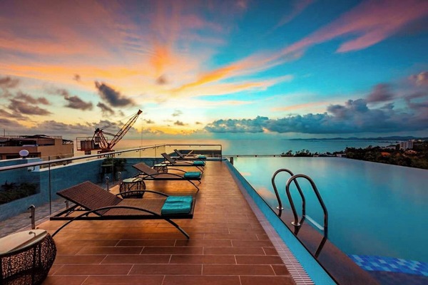 Outdoor pool, sun loungers