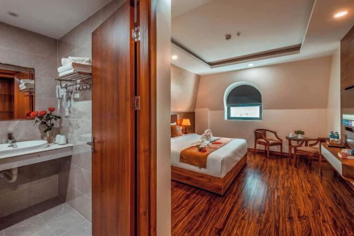 Peralatan tempat tidur premium, bar mini, meja 