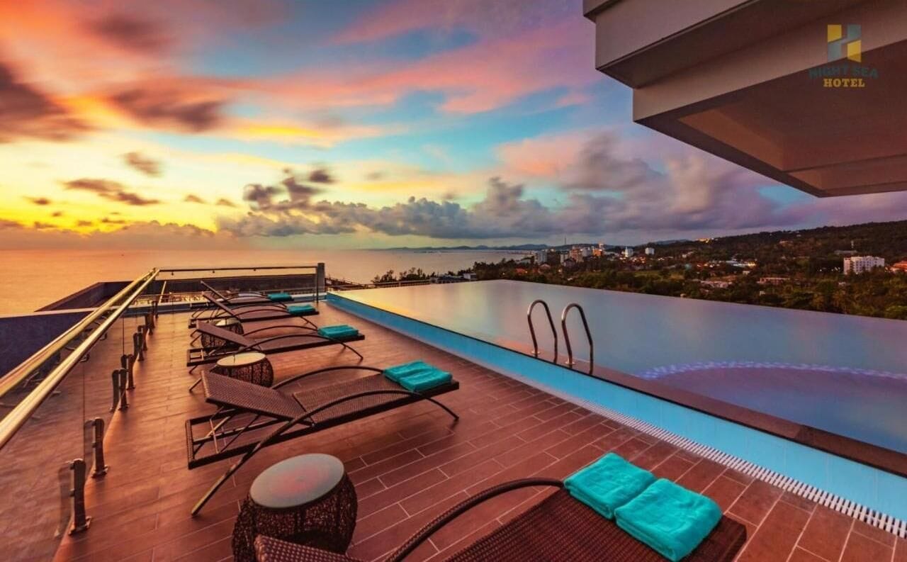 Een buitenzwembad en ligstoelen