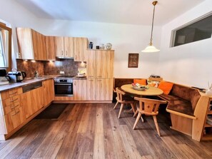 Kühlschrank, Mikrowelle, Geschirrspüler, Kochgeschirr/Geschirr/Besteck