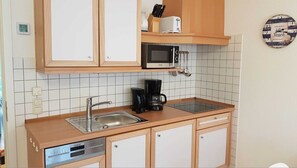 Køleskab, mikrobølgeovn, opvaskemaskine, højstol