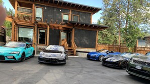 Une maison moderne dotée d’un garage pouvant accueillir trois voitures de sport de luxe.