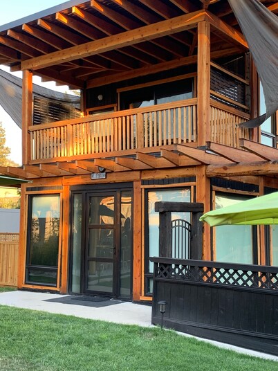 Gorgeous Custom Post & Beam Carriage House with Pool and Swim Spa