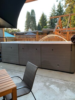 Outdoor spa tub - Gorgeous Custom Post & Beam Carriage House with Pool and Swim Spa (Penticton)