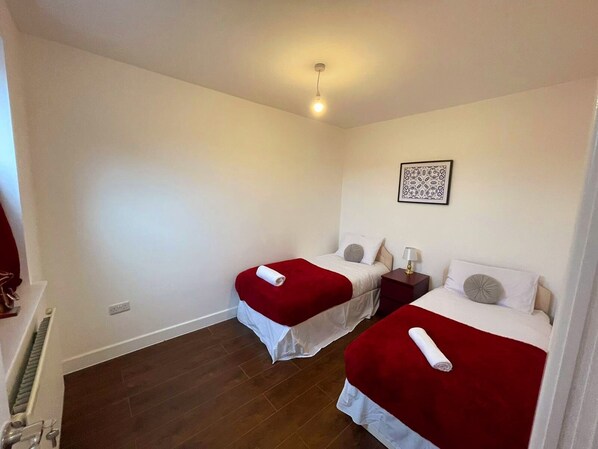 4 bedrooms, WiFi - Home Away From Home (Northampton)