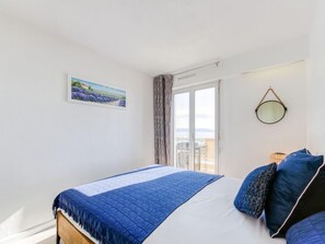 2 bedrooms, iron/ironing board, internet