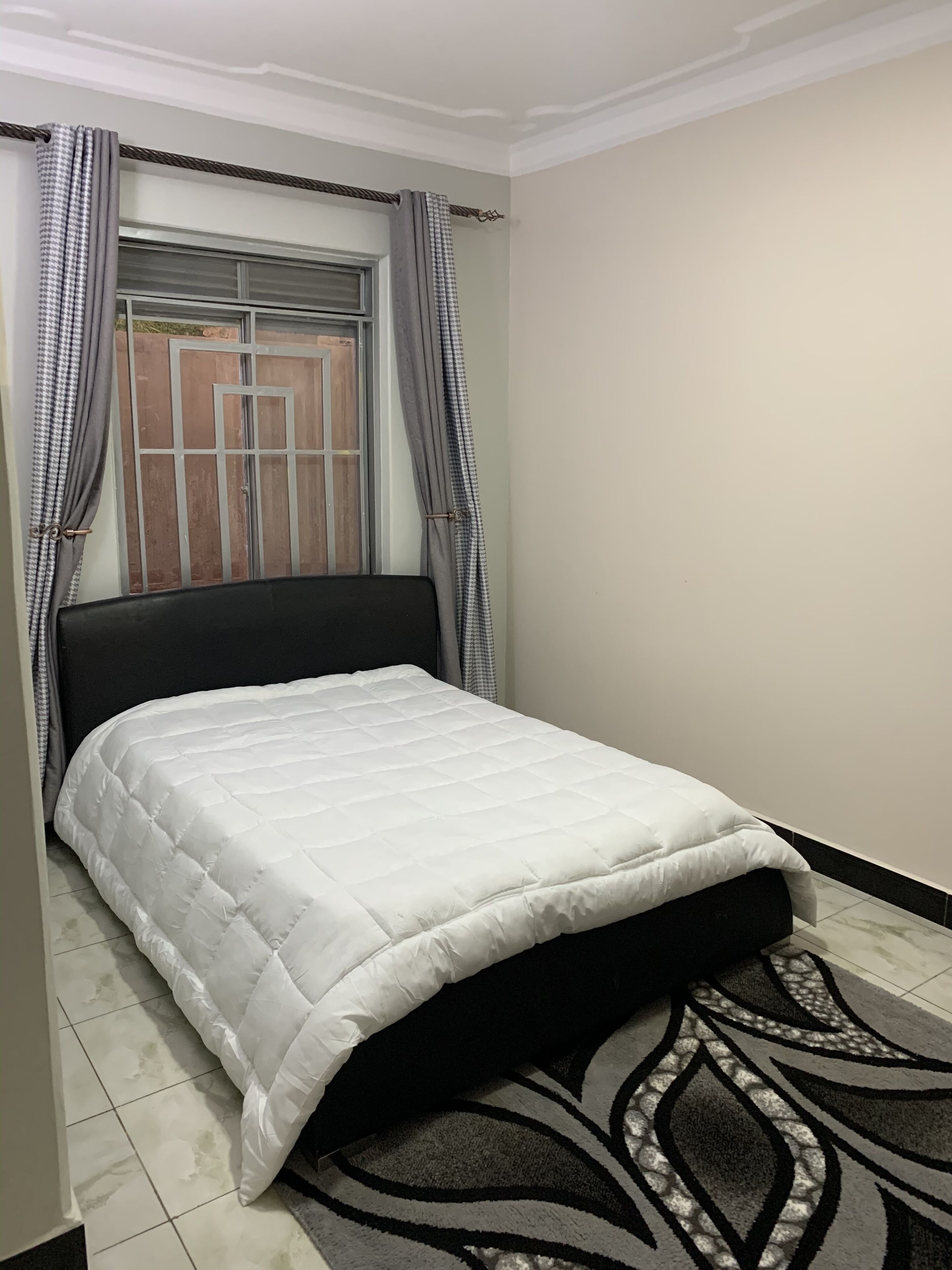 2 quartos, escrivaninha, ferros/tábuas de passar roupa