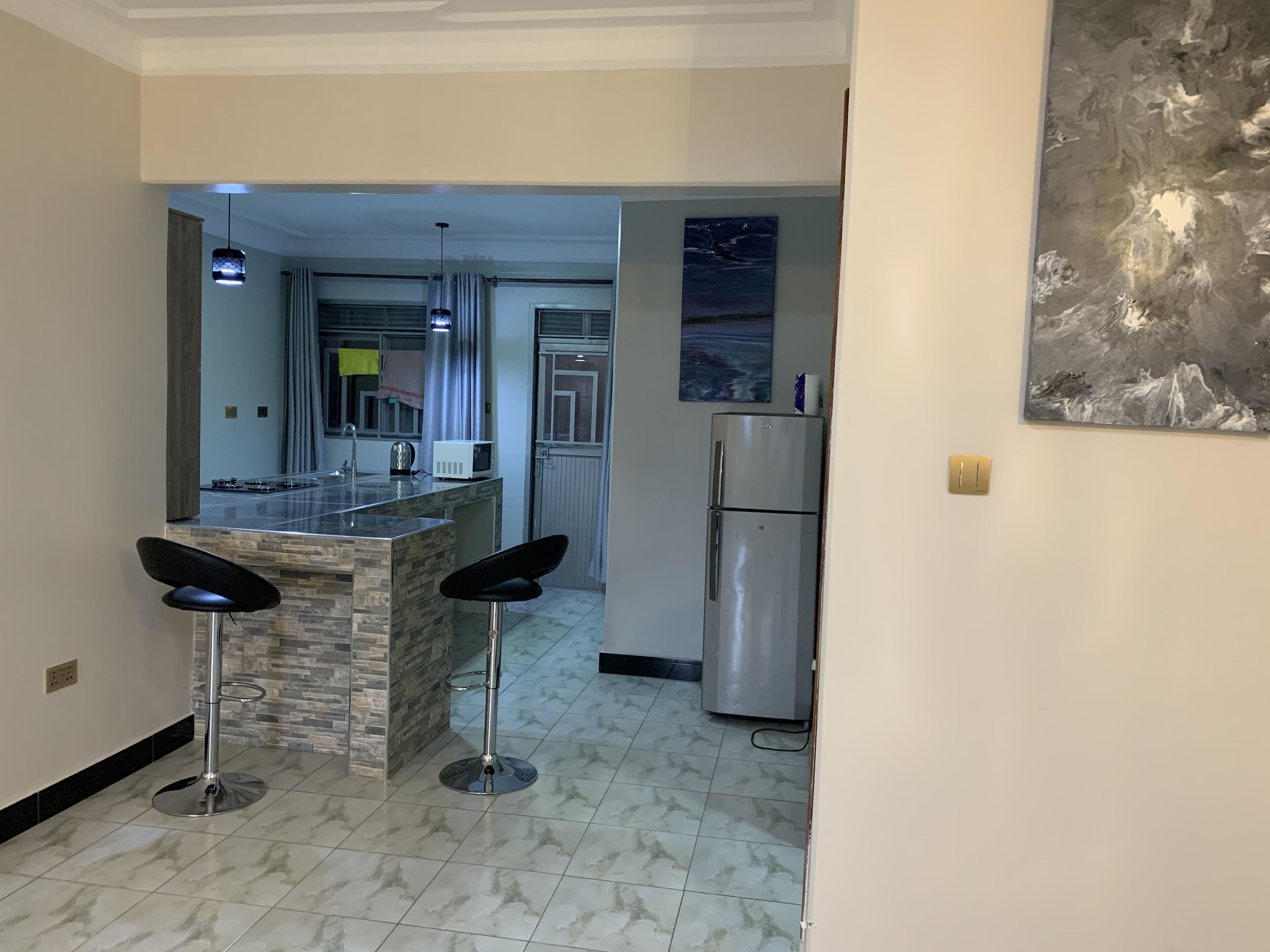 Geladeira, micro-ondas, chaleira elétrica