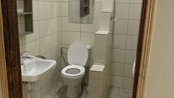 Suihku, hiustenkuivaaja, pyyhkeet, saippua