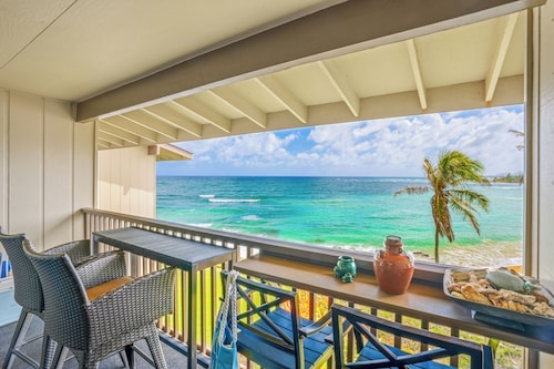 "Oceanfront Condo: Coconut Tree & Ocean Views, Whale Watching, Paddlers, and Surfers at Wailua Bay!"