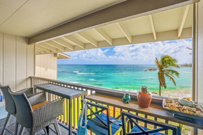"Oceanfront Condo: Coconut Tree & Ocean Views, Whale Watching, Paddlers, and Surfers at Wailua Bay!"