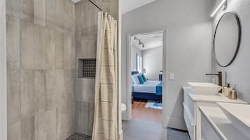 8 bedrooms, iron/ironing board, WiFi, bed sheets